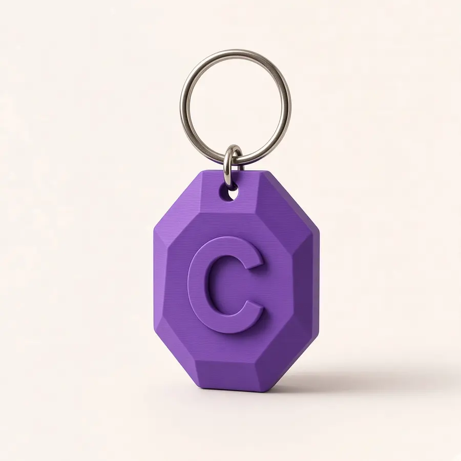 Chaveiro geométrico roxo com a letra C